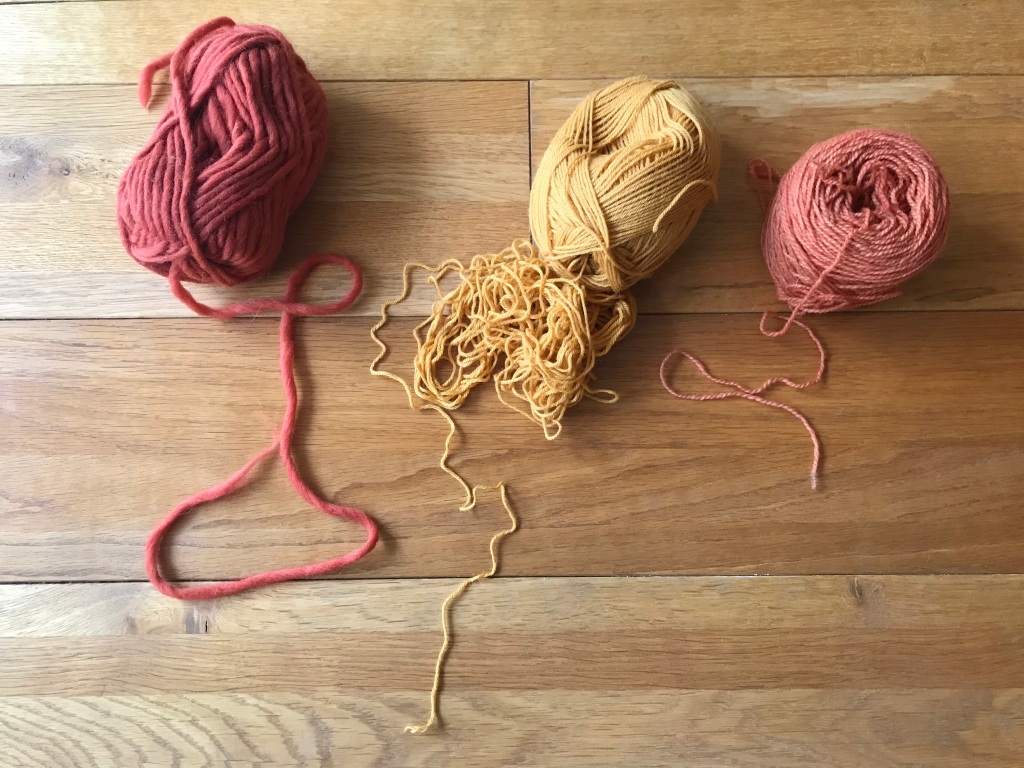How to prevent your ball of yarn from rolling around – Annaplexis